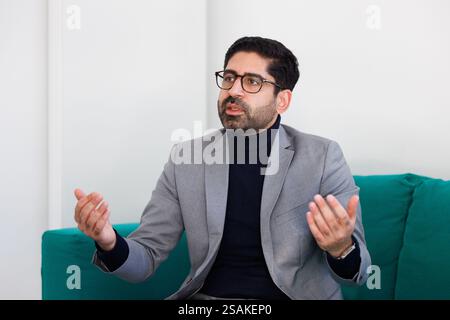 Wiesbaden, Allemagne. 30 janvier 2025. Kaweh Mansoori (SPD), ministre de l'économie, de l'énergie, des transports, du logement et des zones rurales de Hesse, s'exprime lors d'une interview avec l'agence de presse allemande dpa sur le canapé vert. Crédit : Lando Hass/dpa/Alamy Live News Banque D'Images