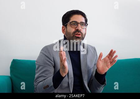 Wiesbaden, Allemagne. 30 janvier 2025. Kaweh Mansoori (SPD), ministre de l'économie, de l'énergie, des transports, du logement et des zones rurales de Hesse, s'exprime lors d'une interview avec l'agence de presse allemande dpa sur le canapé vert. Crédit : Lando Hass/dpa/Alamy Live News Banque D'Images