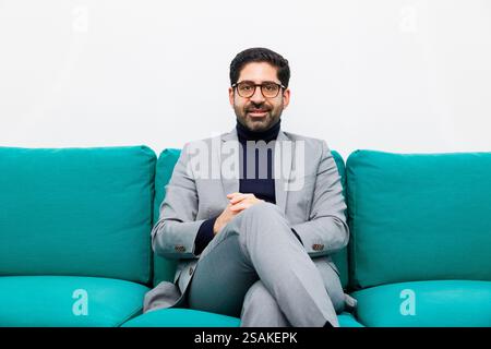 Wiesbaden, Allemagne. 30 janvier 2025. Kaweh Mansoori (SPD), ministre de l'économie, de l'énergie, des transports, du logement et des zones rurales de Hesse, siège sur le canapé vert de l'Agence de presse allemande (dpa). Crédit : Lando Hass/dpa/Alamy Live News Banque D'Images