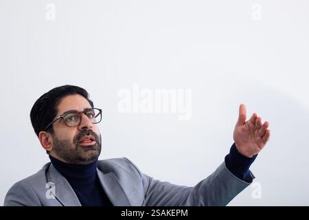 Wiesbaden, Allemagne. 30 janvier 2025. Kaweh Mansoori (SPD), ministre de l'économie, de l'énergie, des transports, du logement et des zones rurales de Hesse, s'exprime lors d'une interview avec l'agence de presse allemande dpa sur le canapé vert. Crédit : Lando Hass/dpa/Alamy Live News Banque D'Images