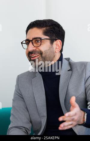 Wiesbaden, Allemagne. 30 janvier 2025. Kaweh Mansoori (SPD), ministre de l'économie, de l'énergie, des transports, du logement et des zones rurales de Hesse, s'exprime lors d'une interview avec l'agence de presse allemande dpa sur le canapé vert. Crédit : Lando Hass/dpa/Alamy Live News Banque D'Images