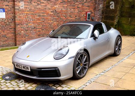 Porsche Silver 911 ou 992 carrera Targa garée à côté, newcastle upon tyne, tyne & Wear uk Banque D'Images