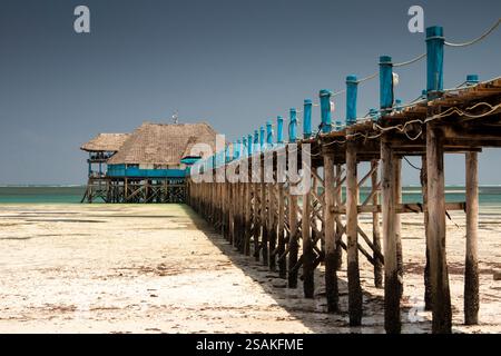Afrique Tanzanie, Zanzibar, Côte est, Kiwengwa, plage, il Pontile, restaurant de jetée à marée basse Banque D'Images