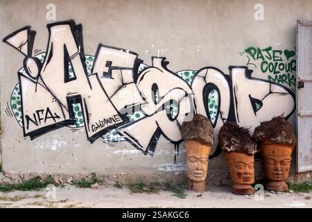 Afrique Tanzanie, Zanzibar, Côte est, Paje, Aesop, nom graffiti sur le mur de la boutique de souvenirs touristique Banque D'Images