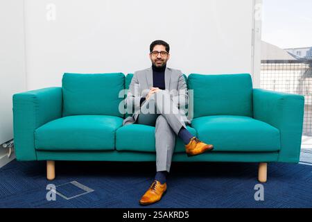 Wiesbaden, Allemagne. 30 janvier 2025. Kaweh Mansoori (SPD), ministre de l'économie, de l'énergie, des transports, du logement et des zones rurales de Hesse, siège sur le canapé vert de l'Agence de presse allemande (dpa). Crédit : Lando Hass/dpa/Alamy Live News Banque D'Images
