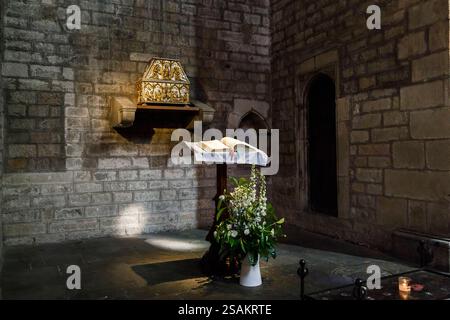 BARCELONE, ESPAGNE - 17 MAI. 2017 : C'est la chapelle avec le reliquaire doré contenant les reliques de Saint Cugat dans la basilique de Santa Maria del Banque D'Images