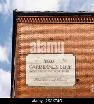 Nom du plus ancien pub de Worcester, le chapeau de Cardinal, peint sur un mur à Worcester, une ville cathédrale et ville du comté de Worcestershire, West Midlands Banque D'Images