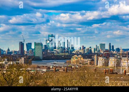 Belle vue panoramique depuis l'Observatoire royal montrant les gratte-ciel de Londres, y compris le Gherkin, le scalpel, 20 Fenchurch Street et le dôme de... Banque D'Images