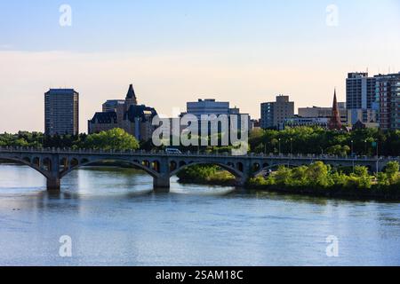 Une ville avec une rivière qui la traverse et un pont au-dessus de l'eau. Le pont est une grande structure voûtée qui enjambe la largeur de la rivière. Le cit Banque D'Images