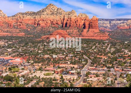 Une ville avec une montagne en arrière-plan. La montagne est rouge et la ville est surtout brune Banque D'Images