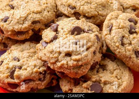 Une assiette de petits biscuits aux pépites de chocolat fraîchement cuits Banque D'Images