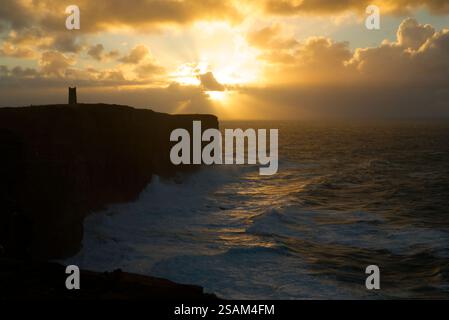 Lumière d'hiver Moody à Marwick Head, Orkney Isles Banque D'Images