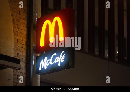 Larnaca, Chypre - 03 février 2024 : enseigne lumineuse de McDonald's Mc Café, une chaîne multinationale américaine de restaurants de restauration rapide à hamburgers. Banque D'Images
