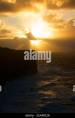 Soleil spectaculaire à Marwick Head, Orkney Isles Banque D'Images