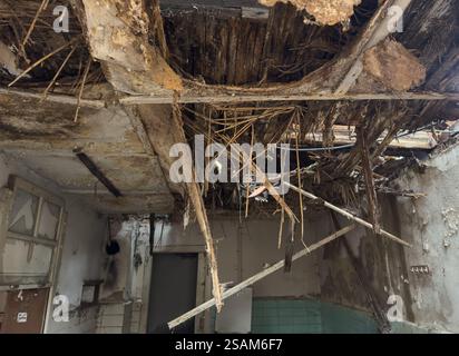 vieille maison abandonnée avec un toit effondré Banque D'Images