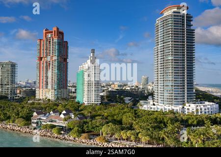 Miami, Floride, États-Unis - 4 janvier 2025 : blocs d'appartements de luxe surplombant la promenade et South point Park sur le front de mer à Miami Beach. Banque D'Images