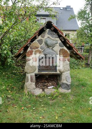 Un four traditionnel au feu de bois dans lequel le pain et la pizza sont cuits selon les anciennes traditions artisanales. L'ambiance rustique crée une atmosphère particulière. Banque D'Images