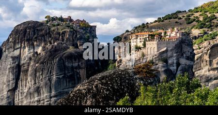 Une vue imprenable sur les Météores, en Grèce, avec ses monastères emblématiques perchés au sommet d'imposantes formations rocheuses. Le paysage présente une falaise spectaculaire Banque D'Images