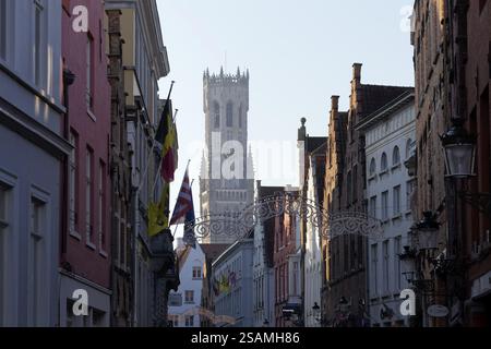 Ruelle de la vieille ville avec vue sur Belfort, Tour du Beffroi, décorations de Noël, Bruges, Flandre occidentale, Flandre, Belgique, Europe Banque D'Images