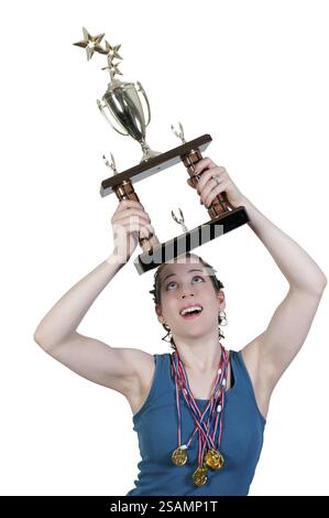 Une belle femme portant des médailles tenant un grand trophée Banque D'Images