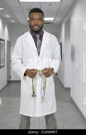 Handsome African American man doctor in a lab coat Banque D'Images