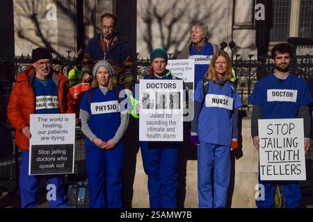 Londres, Royaume-Uni. 30 janvier 2025. Les médecins se tiennent devant les cours royales de justice pour soutenir les militants de Just Stop Oil qui font appel de leur condamnation. 16 militants, connus sous le nom de « Lord Walney 16 », ont été emprisonnés pour des manifestations contre le changement climatique. Crédit : Vuk Valcic/Alamy Live News Banque D'Images