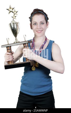 Une belle femme portant des médailles tenant un grand trophée Banque D'Images
