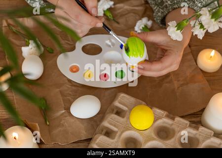 L'activité de peinture d'oeufs au printemps célèbre Pâques avec des couleurs vives et de la créativité Banque D'Images