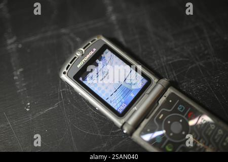 Gros plan de l'écran interne d'un téléphone à clapet Motorola sur une surface sombre Banque D'Images