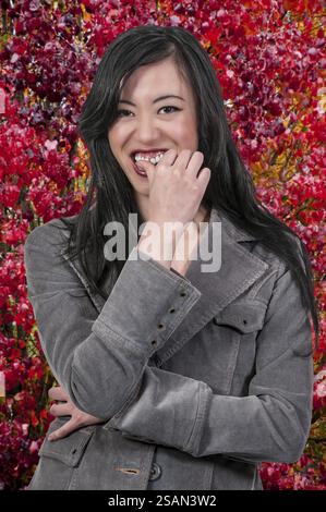 Jeune belle femme asiatique avec un beau sourire Banque D'Images