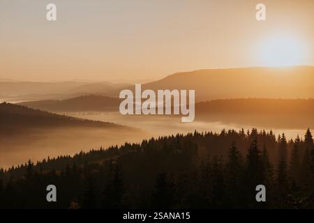 Une atmosphère matinale magique, un beau paysage de lever de soleil dans les montagnes Banque D'Images