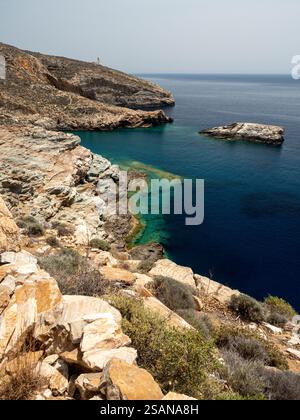 Deep Blue Water sur la côte rocheuse de Folegandros : le rivage rugueux mais beau et serein entre la plage de Livadaki et le phare d'Aspropounta. Banque D'Images