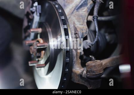 Gros plan du disque de frein et du système de suspension d'un véhicule en détail Banque D'Images