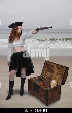 Belle jeune femme pirate avec un pistolet à silex Banque D'Images