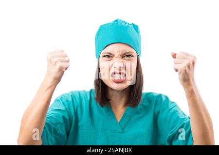 Infirmière montrant la colère avec les poings levés en uniforme sarcelle sur fond blanc Banque D'Images