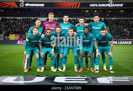 Thorgan Hazard d'Anderlecht, Mads Kikkenborg, gardien de but d'Anderlecht, Leander Dendoncker d'Anderlecht, Tristan Degreef d'Anderlecht, Luis Vazquez d'Anderlecht, Yari Verschaeren d'Anderlecht, Killian Sardella d'Anderlecht, Mats RITS d'Anderlecht, Ludwig Augustinsson d'Anderlecht, Francis Amuzu d'Anderlecht et Jan-Carlo Simic d'Anderlecht photographiés au début d'un match de football entre l'équipe belge de football RSC Anderlecht et l'allemande Hoffenheim, jeudi 30 janvier 2025 à Bruxelles, le 8/8e jour de la phase de groupes du tournoi de l'UEFA Europa League. BELGA PHOTO VIRGINIE LEFOUR Banque D'Images