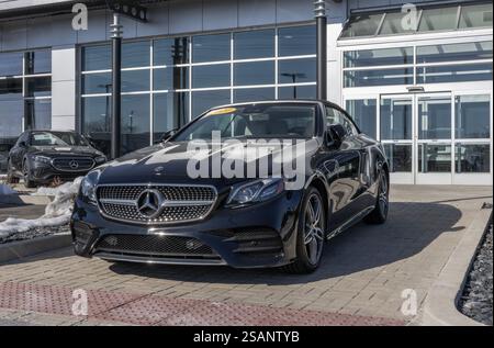Indianapolis - 28 janvier 2025 : Mercedes-Benz E450 d'occasion certifiée chez un concessionnaire. Avec des préoccupations de prix, Mercedes vend des voitures d'occasion pour rencontrer de Banque D'Images