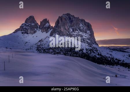 Coucher de soleil à couper le souffle sur les Dolomites depuis Passo Sella Banque D'Images