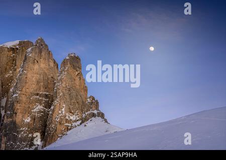 Coucher de soleil au clair de lune sur Sella Towers Dolomites Banque D'Images