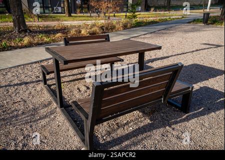 Grande table et bancs en bois Banque D'Images