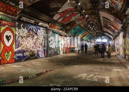 Vue générale des graffitis en constante évolution à Leake Street Arches London (sous la gare principale de Waterloo). Banque D'Images