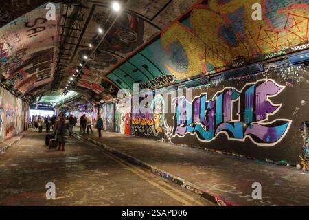 Vue générale des graffitis en constante évolution à Leake Street Arches London (sous la gare principale de Waterloo). Banque D'Images