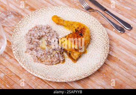 Sarrasin bouilli dans un bol avec cuisses de poulet. Table de dîner, concept de nourriture saine Banque D'Images