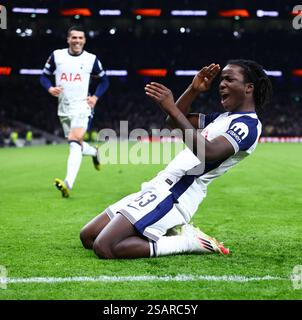 Oyindsmola Ajayi de Tottenham Hotspur célèbre avoir marqué son deuxième but lors du match de football de Tottenham Hotspur et IF Elfsborg, UEFA Europa League, Tottenham Hotspur Stadium , Londres Royaume-Uni. Crédit : Michael Zemanek Banque D'Images