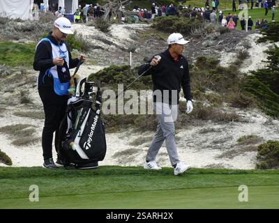 Pebble Beach, États-Unis. 30 janvier 2025. Pebble Beach, Californie, États-Unis - 30 janvier 2025 Collin Morikawa progresse vers le 5e green lors de la première journée de l'AT&T Pebble Beach Pro-Am (tournoi de golf signature PGA Tour) qui se tient sur le célèbre parcours de golf Spyglass Hill, Californie, USAS crédit : Motofoto/Alamy Live News Banque D'Images