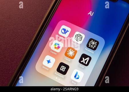 Mexico, MEXIQUE - Jan 28 2025 : DeepSeek, ChatGPT, perplexité, copilote, Claude, les icônes GROK, Gemini, Runway ML et Bing sont affichées sur un iPhone. Banque D'Images