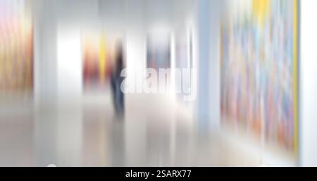 Flou de mouvement, fond de galerie d'exposition d'art, peinture abstraite colorée sur fond blanc Banque D'Images