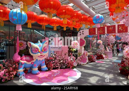 Décorations chinoises du nouvel an dans un centre commercial populaire de Bangkok avec Qilin à une corne, lanternes rouges et grandes pivoines roses Banque D'Images