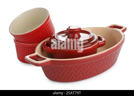 Différentes casseroles rouges isolées sur blanc. Ustensile de cuisson Banque D'Images