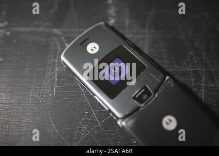 Gros plan d'un téléphone à rabat Motorola avec son écran externe Banque D'Images